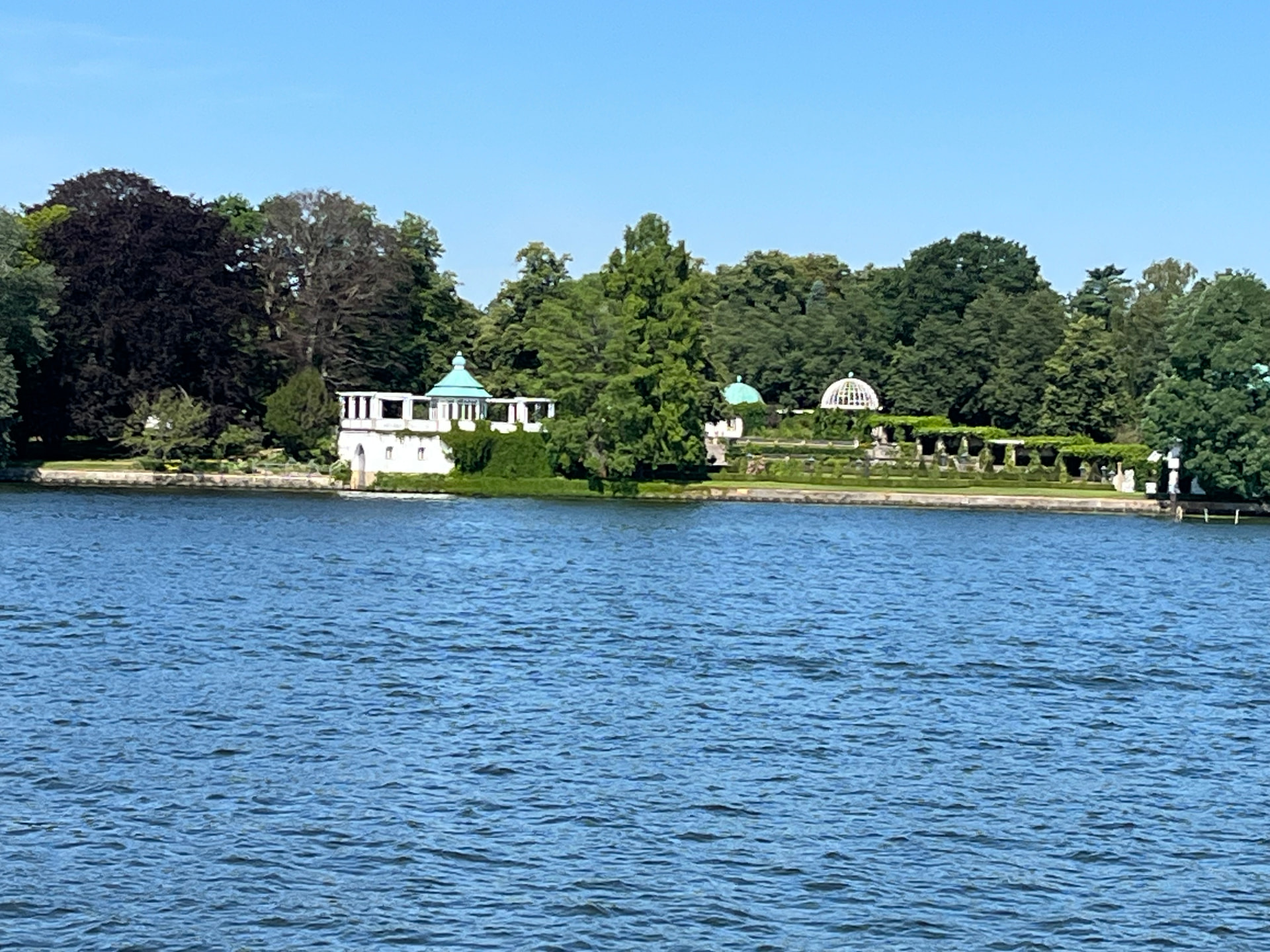 Blick über die Havel auf das gegenüberliegende Ufer mit Grünanlagen und historischen Gebäuden