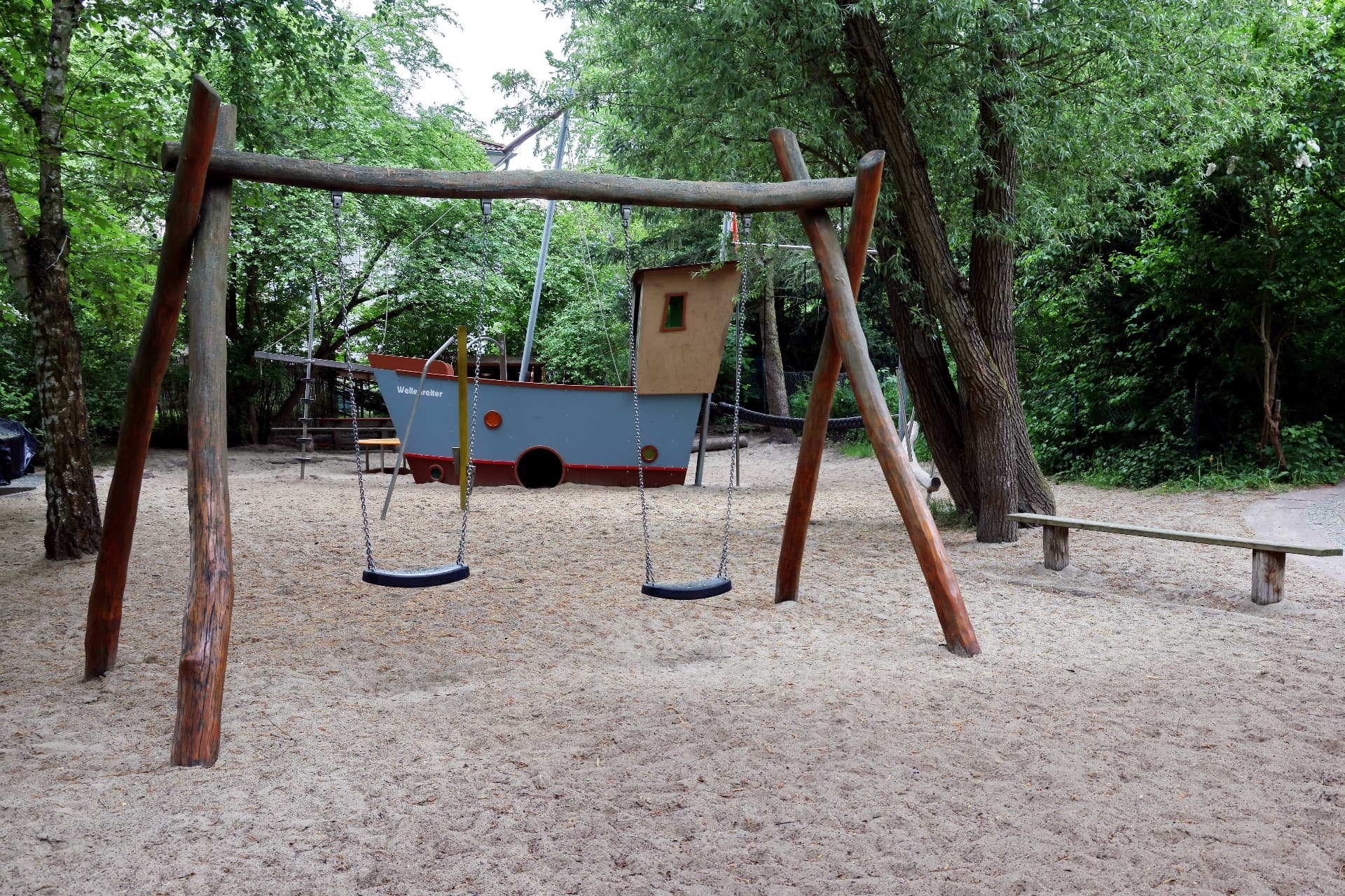 Schaukel und das Spielschiff Wellenreiter auf dem Außengelände der Havelbande