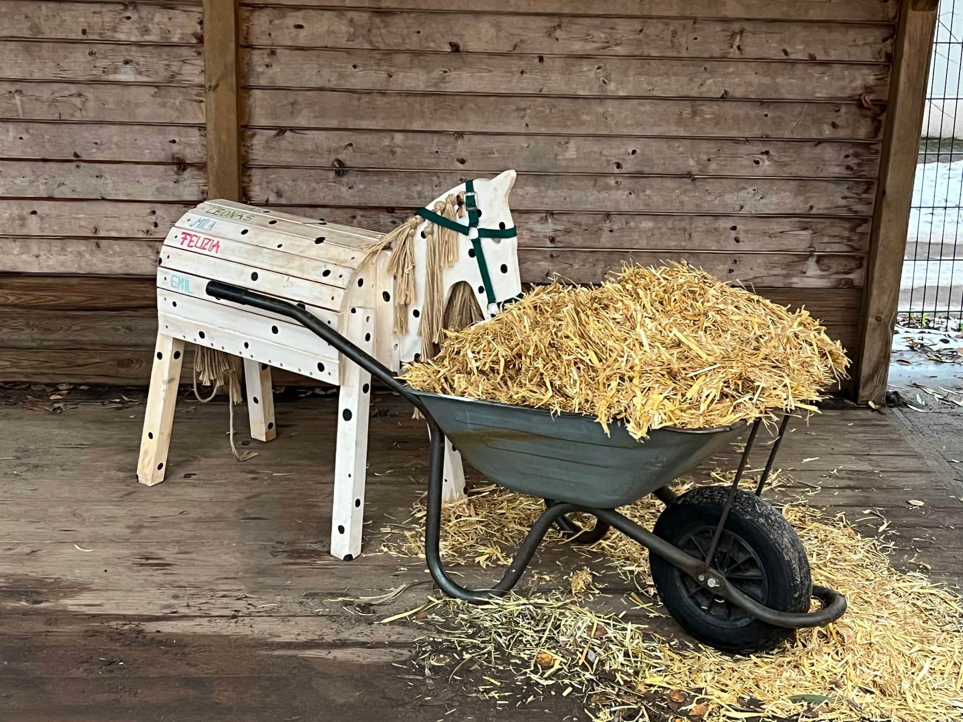 Holzpferd mit Schubkarre auf dem Außengelände der Havelbande