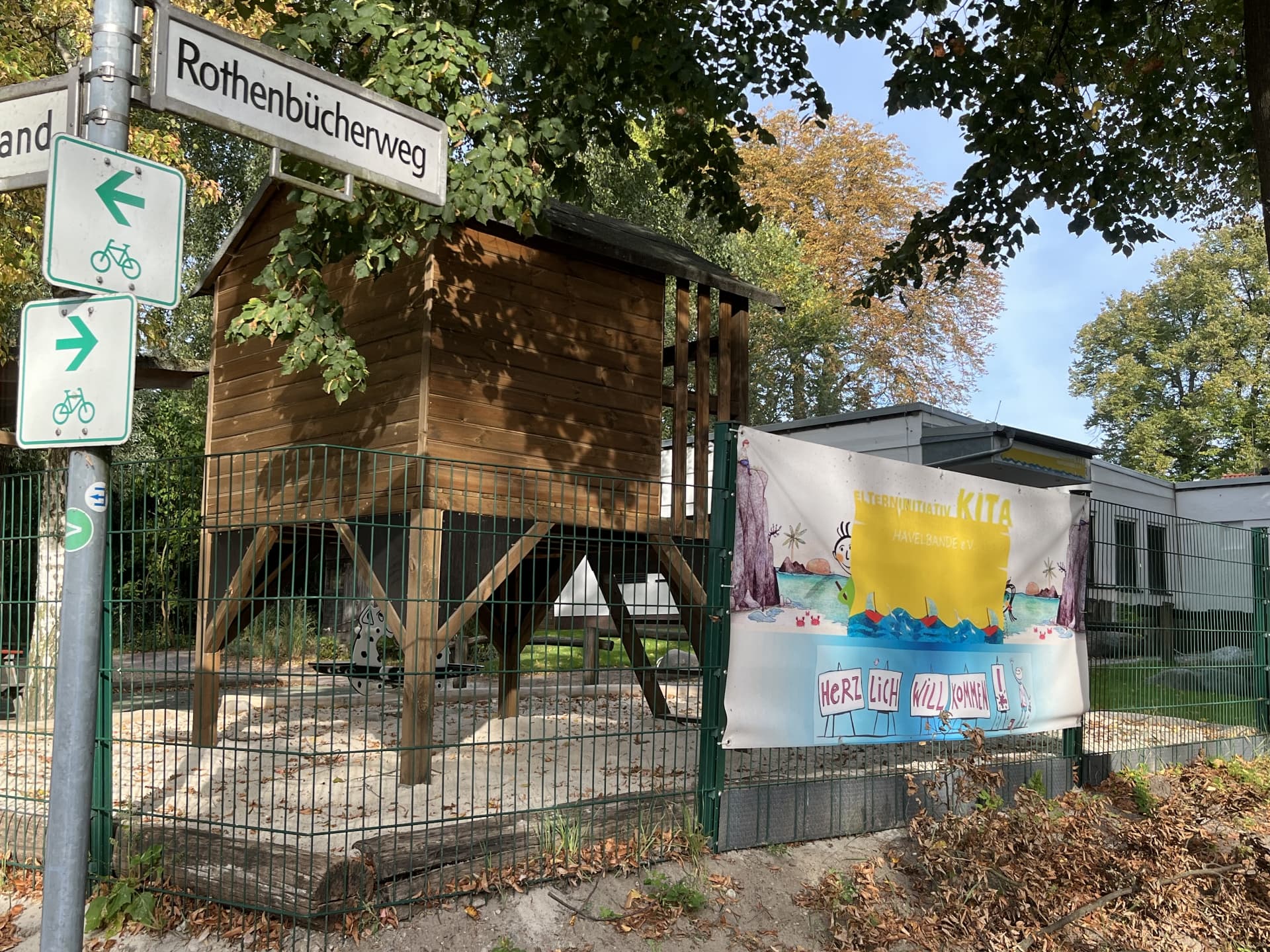 Eingangsbereich der Havelbande am Rothenbücher Weg mit Spielhaus und Willkommensbanner